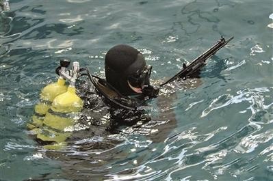 Tập bơi lặn với trang thiết bị đầy đủ (Ảnh: toutiao).