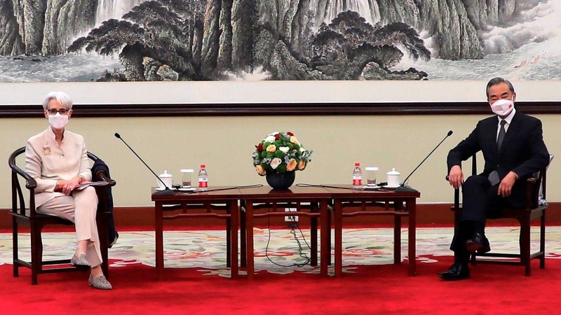 Ngoại trưởng Trung Quốc Vương Nghị gặp Thứ trưởng Thường trực Bộ Ngoại giao Mỹ Wendy Sherman (Ảnh: THX). Ngoại trưởng Trung Quốc Vương Nghị gặp Thứ trưởng Thường trực Bộ Ngoại giao Mỹ Wendy Sherman (Ảnh: THX).