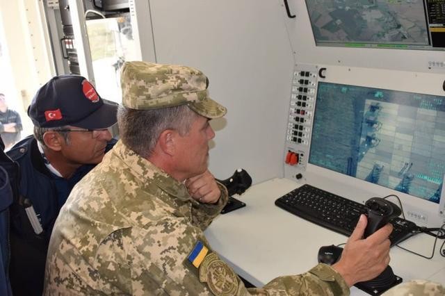 Chuyên gia Thổ Nhĩ Kỳ kèm cặp binh sĩ quân đội Ukraine thao tác điều khiển UAV (Ảnh: kknews). Chuyên gia Thổ Nhĩ Kỳ kèm cặp binh sĩ quân đội Ukraine thao tác điều khiển UAV (Ảnh: kknews).