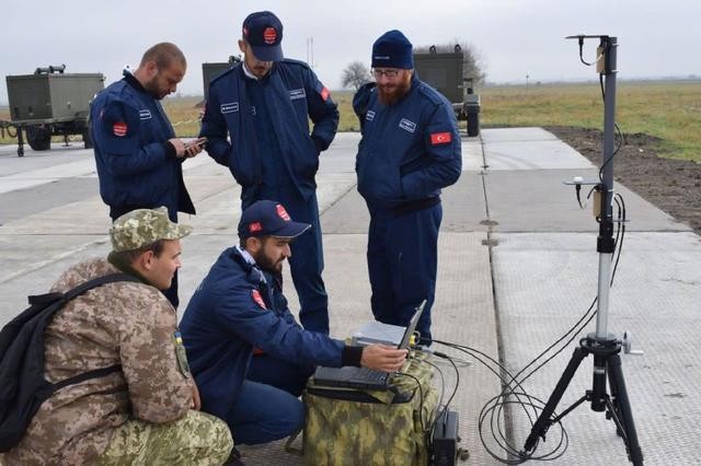 Các chuyên gia Thổ Nhĩ Kỳ (áo xanh) hướng dẫn binh sĩ Ukraine điều khiển UAV (Ảnh: kknews). Các chuyên gia Thổ Nhĩ Kỳ (áo xanh) hướng dẫn binh sĩ Ukraine điều khiển UAV (Ảnh: kknews).