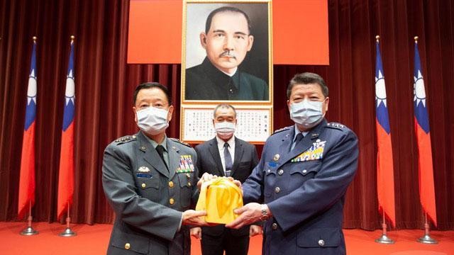 Đầu tháng 7 năm nay, Trương Triết Bình (phải) bị thuyên chuyển giữ chức Giám đốc Đại học Quốc phòng (Ảnh: UDN). Đầu tháng 7 năm nay, Trương Triết Bình (phải) bị thuyên chuyển giữ chức Giám đốc Đại học Quốc phòng (Ảnh: UDN).