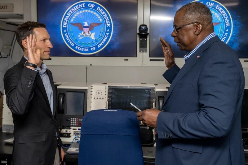 Ông Austin trao quyết định bổ nhiệm ông Ely Ratner làm Trợ lý Bộ trưởng phụ trách các vấn đề An ninh Ấn Độ - Thái Bình Dương ngay trên máy bay khi đang tới thăm Singapore (Ảnh: Dwnews).