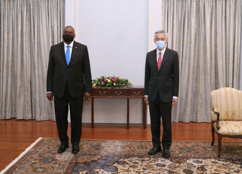 Bộ trưởng Quốc phòng Mỹ Austin gặp Thủ tướng Lý Hiển Long trong chuyến thăm Singapore (Ảnh: Dwnews).