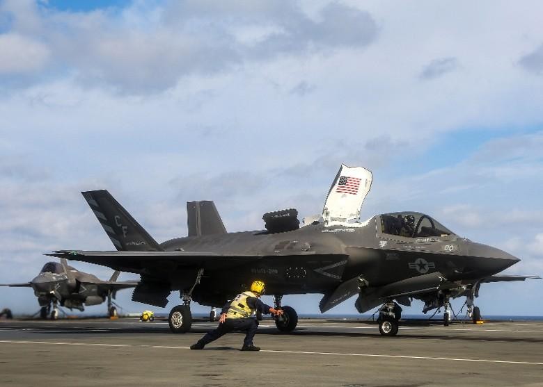 Máy bay F-35B Mỹ cất hạ cánh trên tàu sân bay Anh HMS Queen Elizabeth (Ảnh: Dwnews).