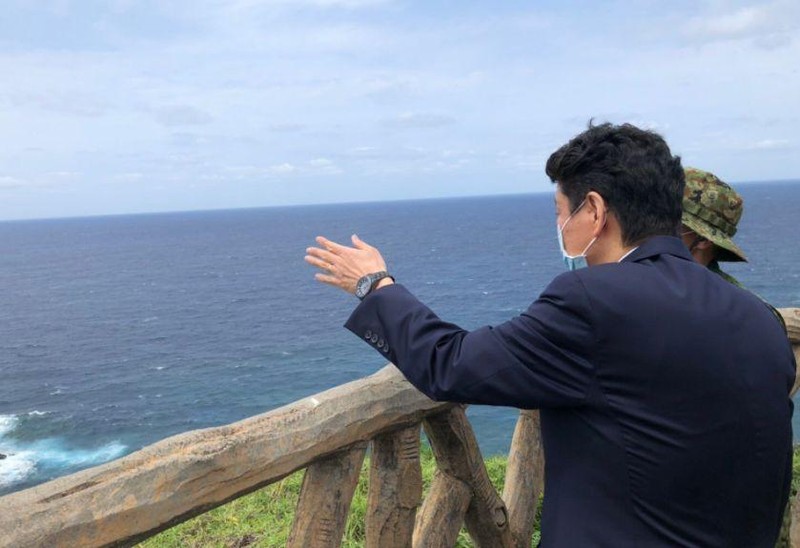 Tháng 4/2021, ông Nobuo Kishi quan sát đảo Đài Loan từ đảo Yonaguni (Ảnh: Kyodo).