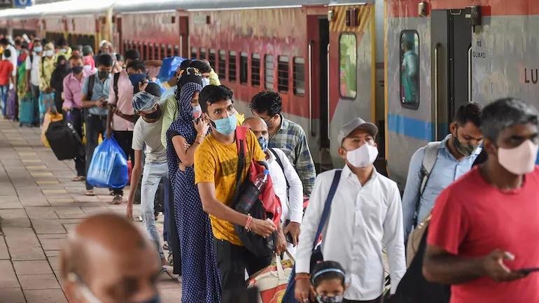 Hành khách xếp hàng chờ xét nghiệm trước khi lên tàu ở Mumbai (Ảnh: PTI). Hành khách xếp hàng chờ xét nghiệm trước khi lên tàu ở Mumbai (Ảnh: PTI).