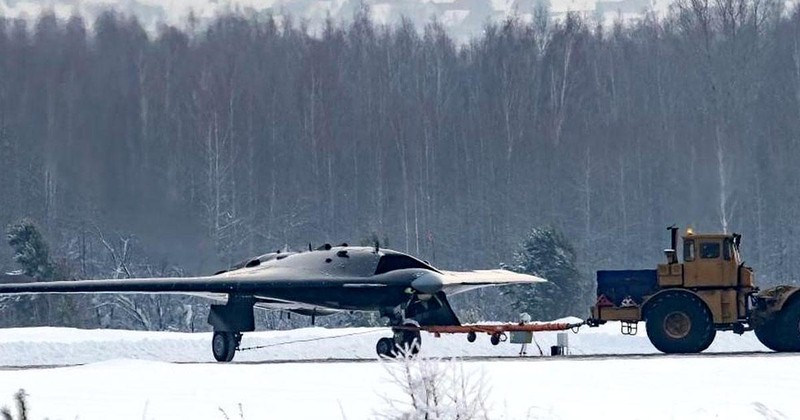 S-70 Okhotnik được kéo ra đường băng (Ảnh:defence). S-70 Okhotnik được kéo ra đường băng (Ảnh:defence).