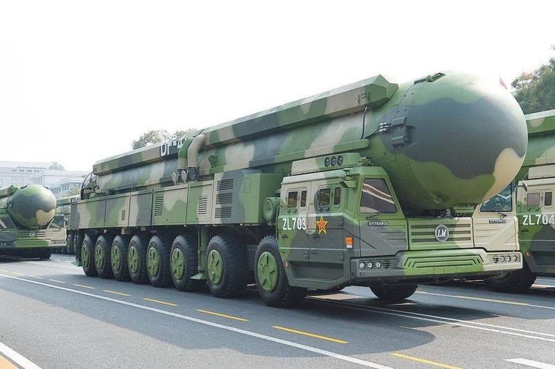 Xe chở kiêm bệ phóng tên lửa liên lục địa DF-41 (Ảnh: THX). Xe chở kiêm bệ phóng tên lửa liên lục địa DF-41 (Ảnh: THX).