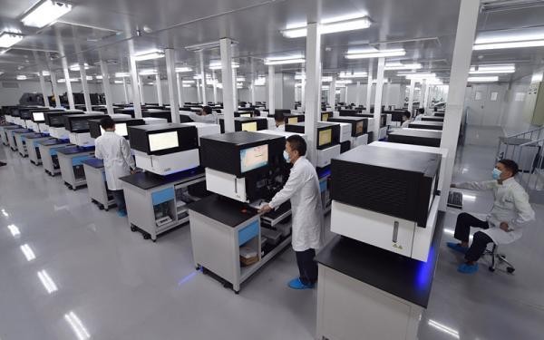 Các nhân viên kỹ thuật làm việc trong Ngân hàng gene quốc gia Trung Quốc (Ảnh: Thepaper). Các nhân viên kỹ thuật làm việc trong Ngân hàng gene quốc gia Trung Quốc (Ảnh: Thepaper).