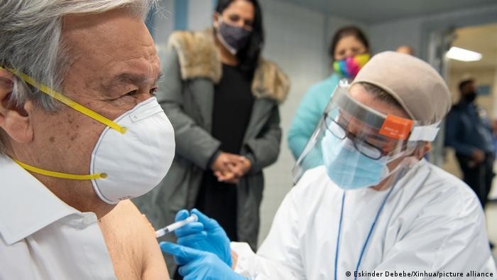 Tổng thư ký Liên Hợp Quốc António Guterres tiêm vaccine COVID-19 rất sớm để khuyến khích mọi người tiêm chủng (Ảnh: Deutsche Welle).