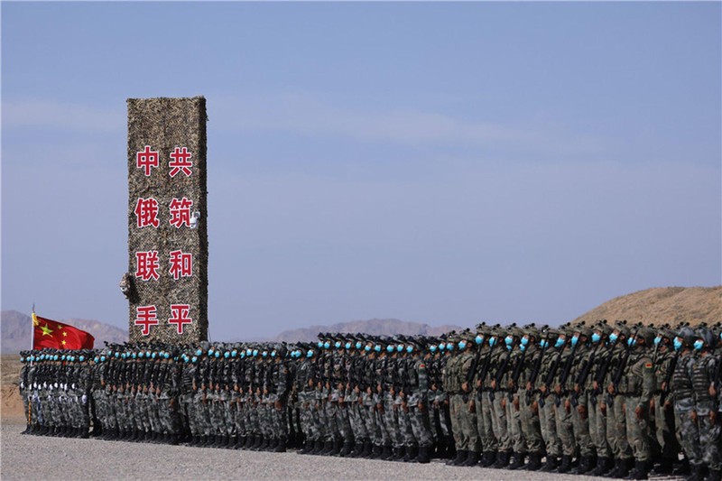 Đội ngũ bộ binh bên cạnh biểu ngữ chủ đề cuộc diễn tập "Trung Nga chung tay, xây dựng hòa bình" (Ảnh: BQPTQ). Đội ngũ bộ binh bên cạnh biểu ngữ chủ đề cuộc diễn tập "Trung Nga chung tay, xây dựng hòa bình" (Ảnh: BQPTQ).