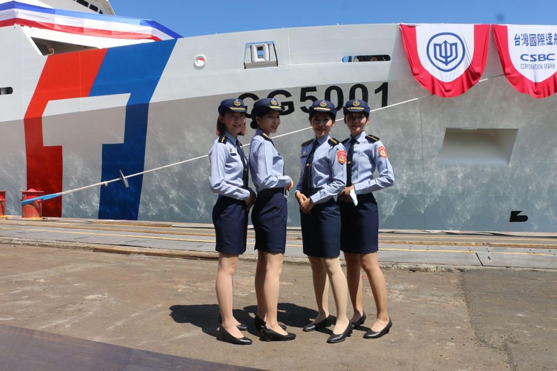 Các nữ cảnh sát biển Đài Loan bên tàu Gia Nghĩa (Ảnh: Dwnews). Các nữ cảnh sát biển Đài Loan bên tàu Gia Nghĩa (Ảnh: Dwnews).