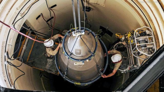 Tên lửa Minuteman III đang được triển khai trong giếng phóng (Ảnh: 163).