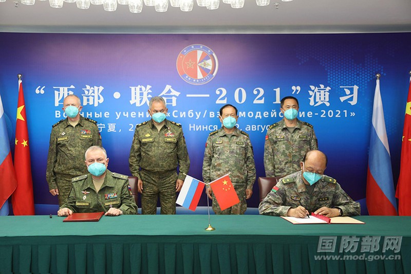 Hai Bộ trưởng Quốc phòng chứng kiến ký kết văn bane hợp tác giữa quân đội hai bên (Ảnh: BQPTQ). Hai Bộ trưởng Quốc phòng chứng kiến ký kết văn bane hợp tác giữa quân đội hai bên (Ảnh: BQPTQ).