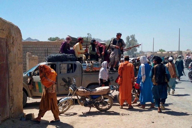 Lính Taliban tuần tra tại thành phố Farah hôm 11/8 trên chiếc xe mang hình chim ưng, logo của lực lượng an ninh chính phủ Afghanistan (Ảnh: AP).