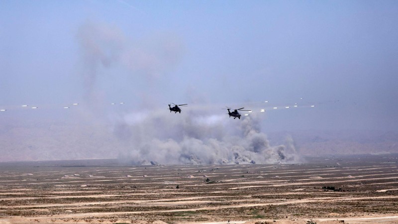 TRong 45 phút thực binh hôm 14/8, hai bên đã sử dụng 265 tấn bom đạn cho việc bắn, ném (Ảnh: Dwnews). TRong 45 phút thực binh hôm 14/8, hai bên đã sử dụng 265 tấn bom đạn cho việc bắn, ném (Ảnh: Dwnews).