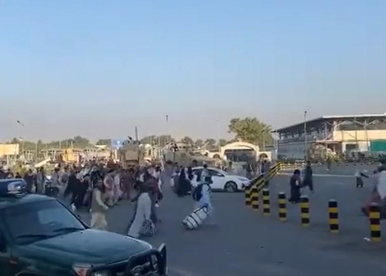 Nhiều người bỏ xe đi bộ đến sân bay Kabul để di tản (Ảnh: Đông Phương).