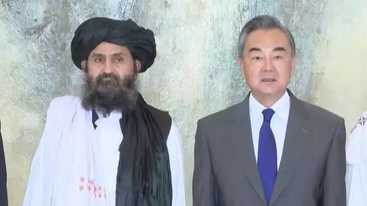 Phó thủ tướng thứ nhất là Mullah Baradar, người sang Thiên Tân gặp Ngoại trưởng Trung Quốc Vương NgTaanhoom 28/7 (Ảnh: Dwnews). Phó thủ tướng thứ nhất là Mullah Baradar, người sang Thiên Tân gặp Ngoại trưởng Trung Quốc Vương NgTaanhoom 28/7 (Ảnh: Dwnews).