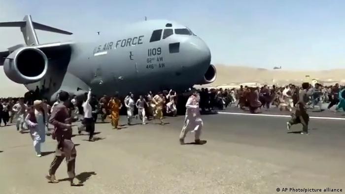 Hình ảnh người Afghanistan bám vào máy bay Mỹ mong chạy khỏi sân bay Kabul gây rúng động dư luận quốc tế (Ảnh: AP). Hình ảnh người Afghanistan bám vào máy bay Mỹ mong chạy khỏi sân bay Kabul gây rúng động dư luận quốc tế (Ảnh: AP).