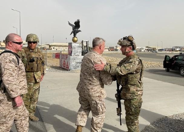 Tướng McKenzie, Tư lệnh Bộ Tư lệnh Trung tâm Mỹ đến sân bay Kabul thị sát kiểm tra chiến dịch di tản kiều dân Mỹ và những người Afghanistan cộng tác với Mỹ (Ảnh: Đông Phương). Tướng McKenzie, Tư lệnh Bộ Tư lệnh Trung tâm Mỹ đến sân bay Kabul thị sát kiểm tra chiến dịch di tản kiều dân Mỹ và những người Afghanistan cộng tác với Mỹ (Ảnh: Đông Phương).