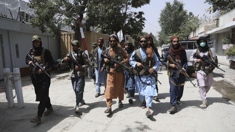 Lính Taliban tuần tra trên đường phố (Ảnh: Dwnews). Lính Taliban tuần tra trên đường phố (Ảnh: Dwnews).