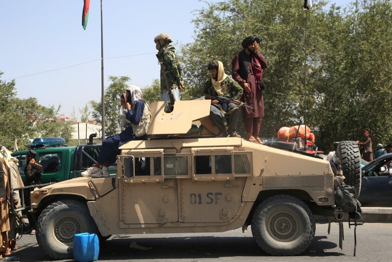 Lính Taliban chiếm giữ xe chiến đấu Hummer (Ảnh: guancha). Lính Taliban chiếm giữ xe chiến đấu Hummer (Ảnh: guancha).