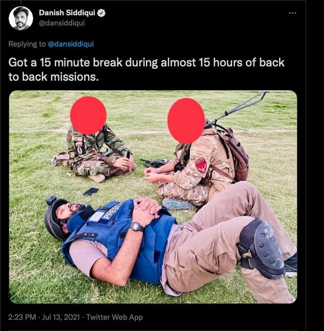 Bức ảnh Danish Siddiqui đăng lên Twitter hôm 13/7 chụp ông nằm nghỉ bên các lính đặc nhiệm Afghanistan. Bức ảnh Danish Siddiqui đăng lên Twitter hôm 13/7 chụp ông nằm nghỉ bên các lính đặc nhiệm Afghanistan.
