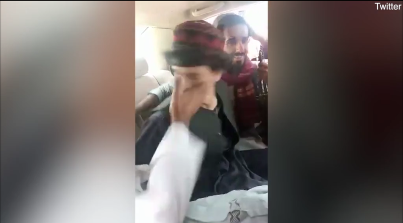 Ông Khasha Zwan bị lính Taliban tát trên xe (Ảnh: Dwnews). Ông Khasha Zwan bị lính Taliban tát trên xe (Ảnh: Dwnews).