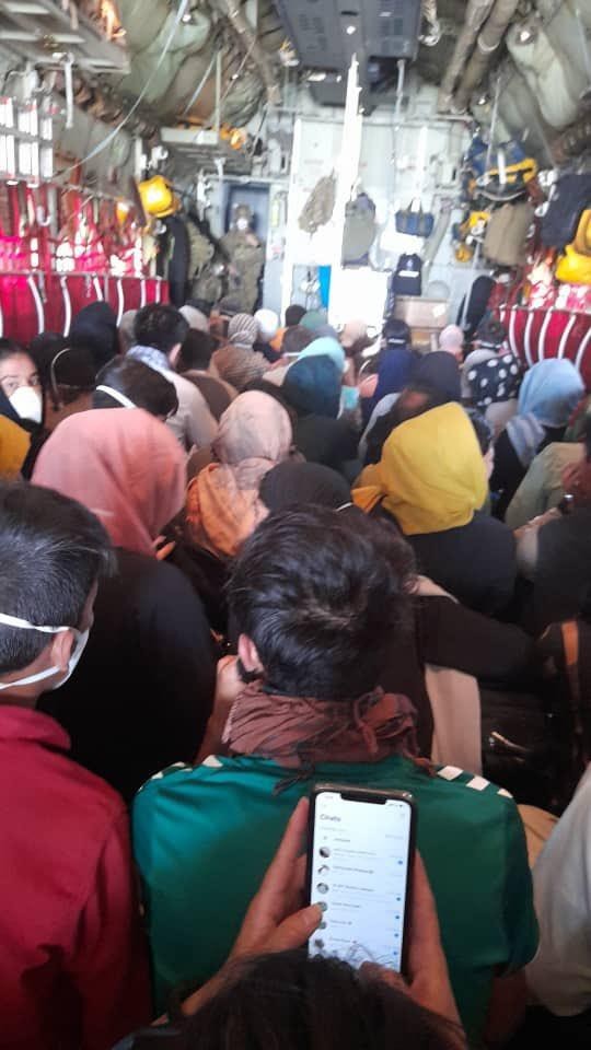 Các thành viên đội tuyển bóng đá nữ Afghanistan và người nhà trên máy bay rời khỏi đất nước (Ảnh: @kalidapopal).