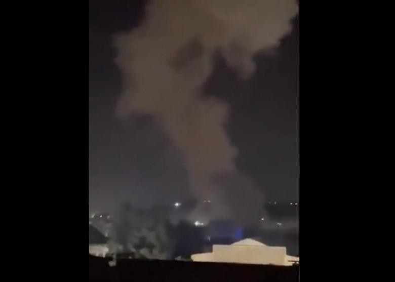 Khói bốc lên trong sân bay nghi là quân Mỹ phá hủy các thiết bị (Ảnh: Đông Phương)