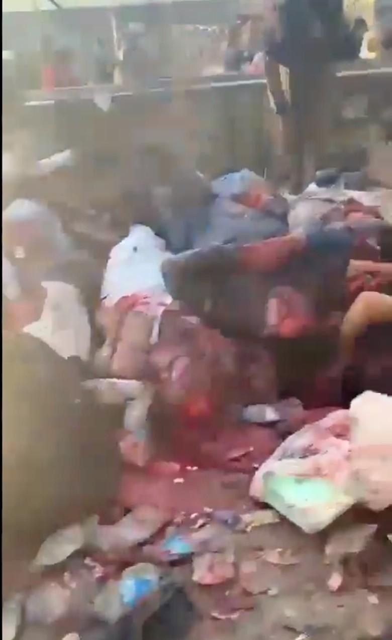 Hình ảnh bi thảm tại hiện trường sau vụ đánh bom liều chết (Ảnh: Đông Phương).