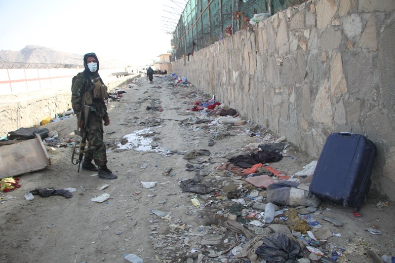 Một lính Taliban đứng tại nơi xảy ra vụ đánh bom hôm 26/8 (Ảnh: Đông Phương). Một lính Taliban đứng tại nơi xảy ra vụ đánh bom hôm 26/8 (Ảnh: Đông Phương).