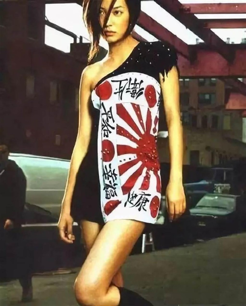Bức ảnh Triệu Vy mặc váy in hình quân kỳ Nhật 2001 nay lại bị đào lại (Ảnh: chinatimes). Bức ảnh Triệu Vy mặc váy in hình quân kỳ Nhật 2001 nay lại bị đào lại (Ảnh: chinatimes).