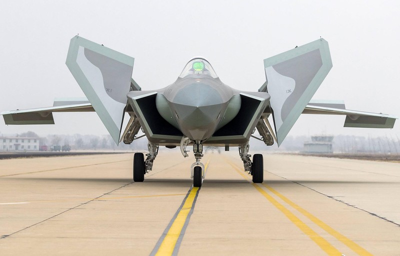 Máy bay tiêm kích tàng hình J-20 (Ảnh: Dwnews). Máy bay tiêm kích tàng hình J-20 (Ảnh: Dwnews).