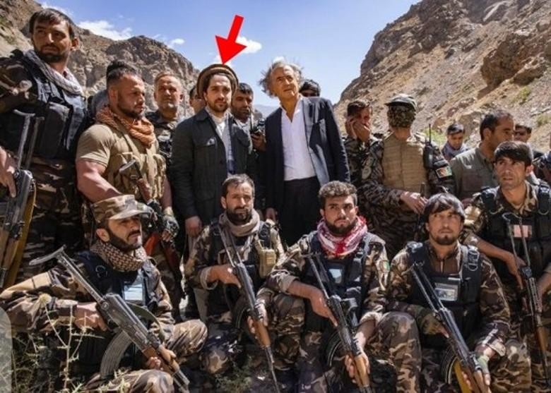 Ông Ahmad Massoud, thủ lĩnh của Mặt trận Kháng chiến Quốc gia (mũi tên) và các chiến binh của ông (Ảnh: Đông Phương).