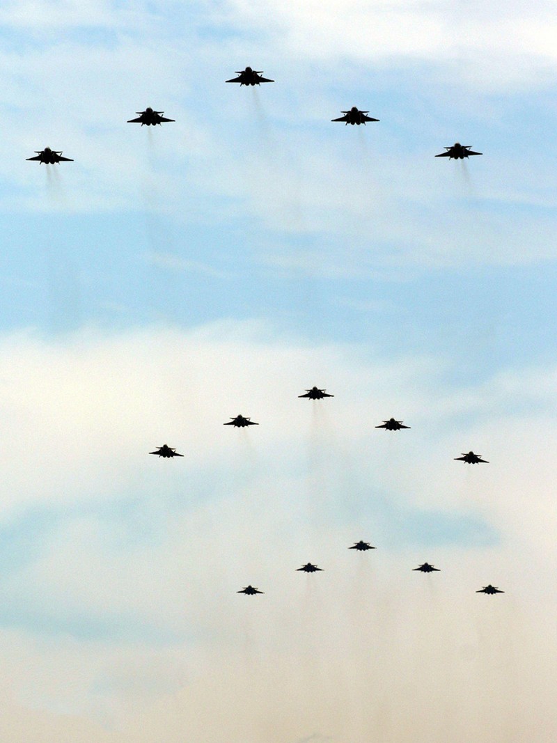 Đội hình 15 chiếc J-20 tại cuộc diễu binh hôm 1/8/2021 (Ảnh: Dwnews). Đội hình 15 chiếc J-20 tại cuộc diễu binh hôm 1/8/2021 (Ảnh: Dwnews).