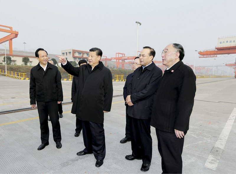 Thị trưởng Trùng Khánh Hoàng Kỳ Phàm (phải) và Bí thư Tôn Chính Tài đón ông Tập Cận Bình về thăm năm 2016 (Ảnh: Xinhua).