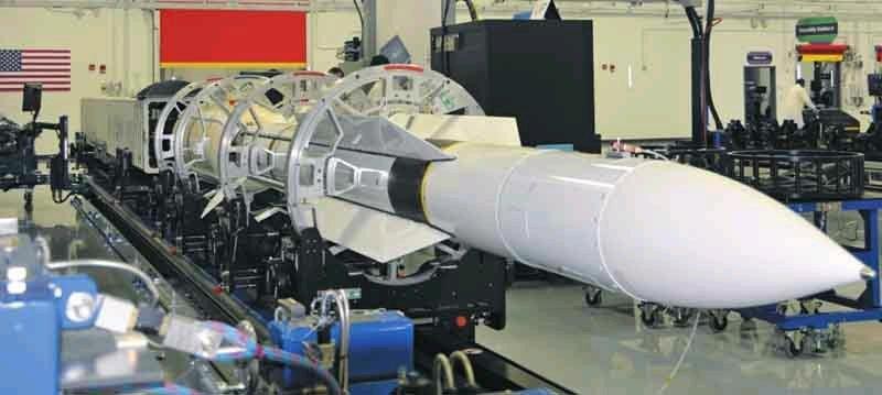 Đạn tên lửa SM-6 của hãng Raytheon chế tạo (Ảnh: sunnews).