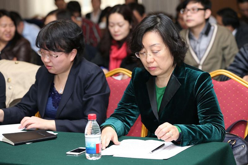 Bà Hồ Dĩnh (phải), vợ Tôn Chính Tài (Ảnh: Dwnews).