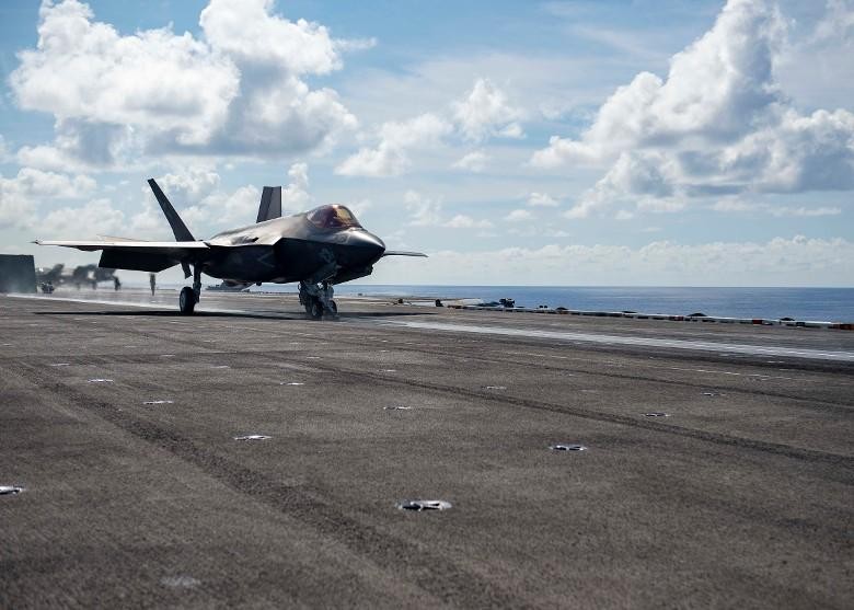 Máy bay chiến đấu tàng hình F-35C đang cất cánh trên tàu USS Carl Vinson (Ảnh: USNavy). Máy bay chiến đấu tàng hình F-35C đang cất cánh trên tàu USS Carl Vinson (Ảnh: USNavy).