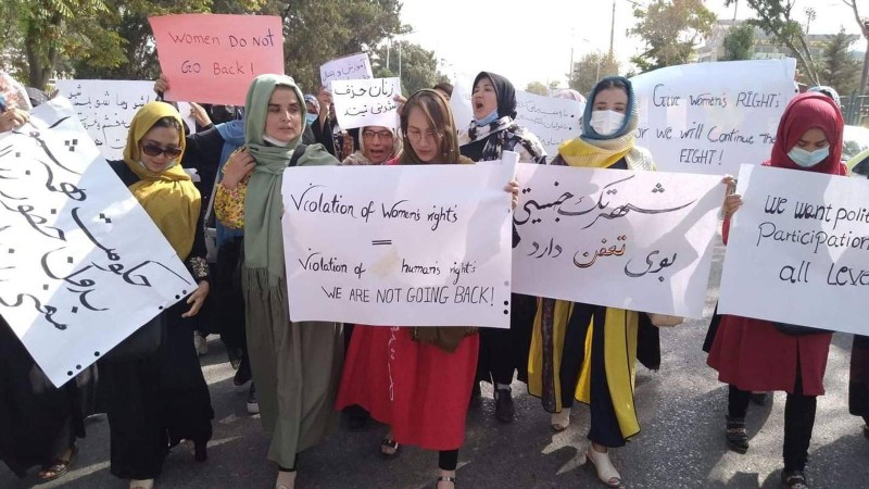 Ngay sau khi chính phủ lâm thời ra đời, đã xuất hiện các cuộc biểu tình chống Taliban, đòi quyền tự do của dân chúng ở thủ đô (Ảnh: Dwnews). Ngay sau khi chính phủ lâm thời ra đời, đã xuất hiện các cuộc biểu tình chống Taliban, đòi quyền tự do của dân chúng ở thủ đô (Ảnh: Dwnews).