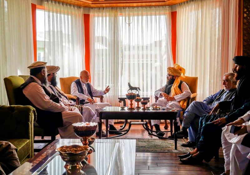 Sau khi chiếm được Kabul, các thủ lĩnh cấp cao Taliban đã đến gặp cựu Tổng thống Hamid Karzai (thứ 3, trái qua) trao đổi về chính phủ đoàn kết, bao trùm, nhưng nay ông đã bị gạt ra ngoài (Ảnh: Dwnews). Sau khi chiếm được Kabul, các thủ lĩnh cấp cao Taliban đã đến gặp cựu Tổng thống Hamid Karzai (thứ 3, trái qua) trao đổi về chính phủ đoàn kết, bao trùm, nhưng nay ông đã bị gạt ra ngoài (Ảnh: Dwnews).