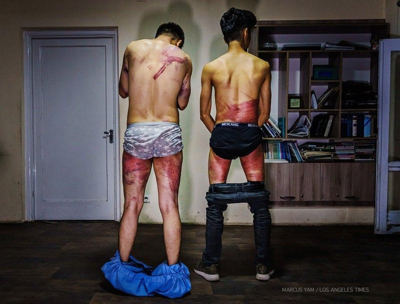 Hai nhà báo Afghanistan bị lính Taliban giam giữ và đánh đập vì đưa tin về các cuộc biểu tình chống lịa họ (Ảnh: Deutsche Welle). Hai nhà báo Afghanistan bị lính Taliban giam giữ và đánh đập vì đưa tin về các cuộc biểu tình chống lịa họ (Ảnh: Deutsche Welle).