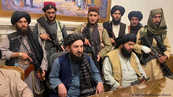 Quân Taliban chiếm dinh Tổng thống Afghanistan hôm 15/8 (Ảnh: AP). Quân Taliban chiếm dinh Tổng thống Afghanistan hôm 15/8 (Ảnh: AP).