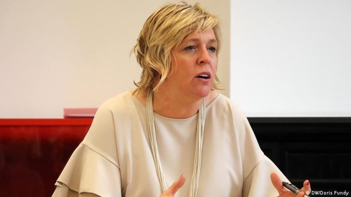 Bà Hilde Vautmans, nghị sĩ phụ trách bản báo cáo: "Chúng ta không thể ngây thơ khi giao du với Trung Quốc..." (Ảnh: Deutsche Welle). Bà Hilde Vautmans, nghị sĩ phụ trách bản báo cáo: "Chúng ta không thể ngây thơ khi giao du với Trung Quốc..." (Ảnh: Deutsche Welle).