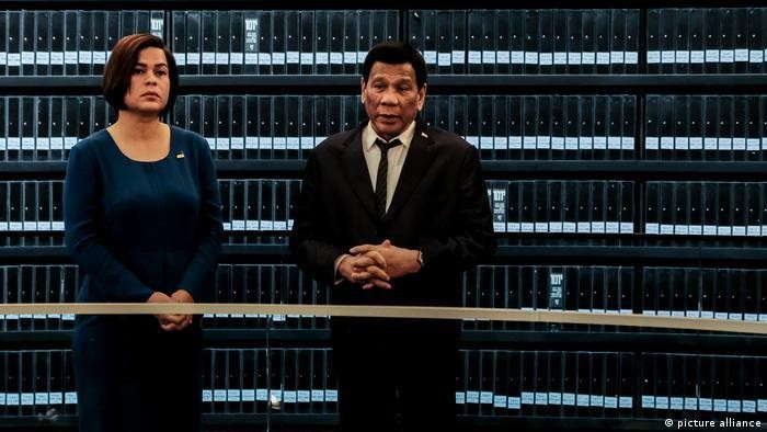 Tuy đã được đề cử ra tranh cử Phó Tổng thống vào năm tới, nhưng ông Duterte cho biết nếu con gái là Sara Duterte (trái) ra tranh cử Tổng thống, ông sẽ rút lui (Ảnh: Deutsche Welle). Tuy đã được đề cử ra tranh cử Phó Tổng thống vào năm tới, nhưng ông Duterte cho biết nếu con gái là Sara Duterte (trái) ra tranh cử Tổng thống, ông sẽ rút lui (Ảnh: Deutsche Welle).