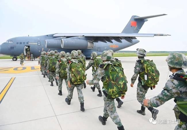 Binh sĩ Tập đoàn quân 78 lên Y-20 diễn tập đổ bộ đường không (Ảnh:Beijiang). Binh sĩ Tập đoàn quân 78 lên Y-20 diễn tập đổ bộ đường không (Ảnh:Beijiang).