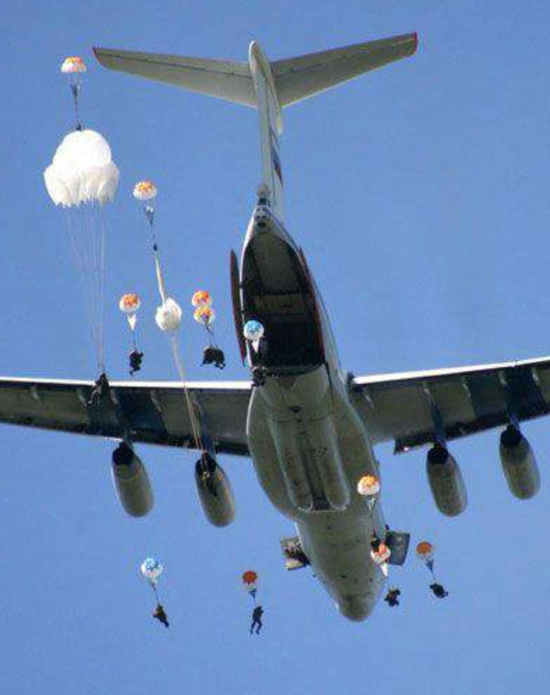 Y-20 thực hiện nhiệm vụ thả dù lính và phương tiện quân sự (Ảnh: Sohu). Y-20 thực hiện nhiệm vụ thả dù lính và phương tiện quân sự (Ảnh: Sohu).