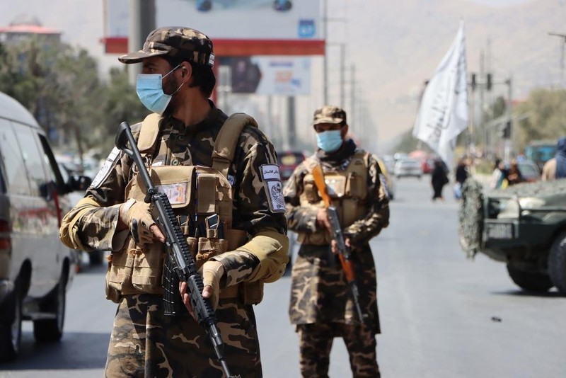 Lính Taliban mang vũ khí đi tuần trên đường phố Kabul (Ảnh: Thepaper). Lính Taliban mang vũ khí đi tuần trên đường phố Kabul (Ảnh: Thepaper).