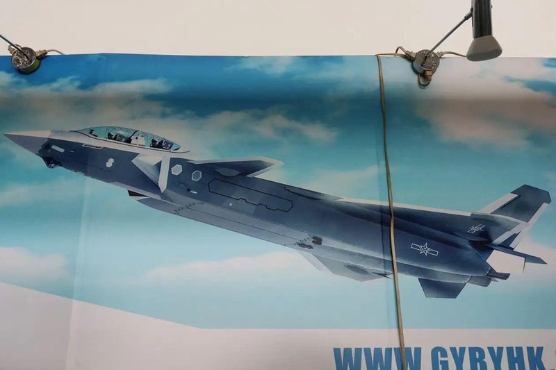 Hình ảnh J-20 phiên bản hai chỗ ngồi xuất hiện trong tài liệu tuyên truyền của Triển lãm Chu Hải (Ảnh: Dwnews). Hình ảnh J-20 phiên bản hai chỗ ngồi xuất hiện trong tài liệu tuyên truyền của Triển lãm Chu Hải (Ảnh: Dwnews).